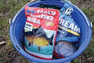 Pre jednoduchší výber vnadiacej zmesi výrobcovia na obale zobrazujú cieľové druhy rýb.