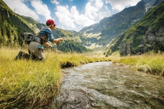 Výber tej správnej mušky na jazere Hintersee.