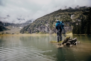 Markus Müller hľadá loviace ryby na jazere Hintersee.