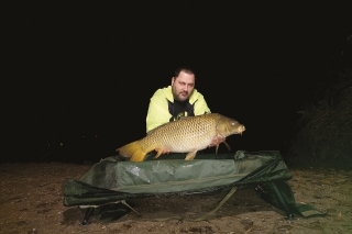 Večerný šupináč, ktorý sa nechal nalákať na nástrahu Easy Catch Anglická jahoda.