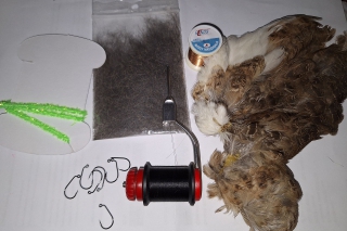 Použitý materiál: háčik jig veľkosť 10, olivová viazacia nitka, strieborná hlavička 3,8 mm, medený drôtik, čierna viazacia nitka, micro chenille chartreuse, pierko zo skalpu prepeličky, sivý zajac dabing.