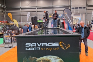Savage Gear mal vo svojom predvádzacom stánku aj nádrž, kde prezentovali chod svojich nástrah. Veronika Kolajová tu bola tiež a Cannibal Shad patrí medzi jej obľúbené nástrahy.