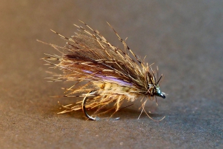 Albínove mušky: Koachman ako mokrá muška, Suchý potočník (rekonštrukcia a foto Ivan Martiška), Nymfa na podustvy.