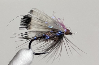 Albínove mušky: Koachman ako mokrá muška, Suchý potočník (rekonštrukcia a foto Ivan Martiška), Nymfa na podustvy.