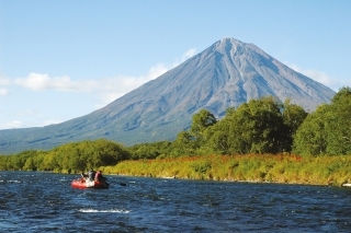 Opala - sopka nad riekou.