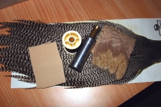 Materiál: polycelón, zimná srsť z jeleňa, grizzly kosierik, čierna niť.