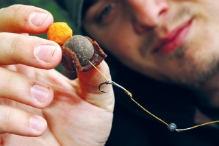 Obalenie boilies aromatickým 
cestom.