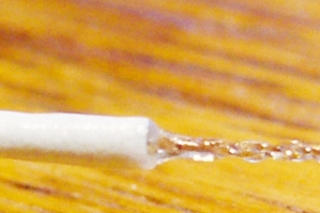 Detail vlepenia splietaného nadväzca do muškárskej šnúry.