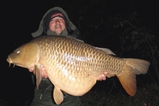Nočný šupi ulovený na Balanced boilies Prawn - Black Pepper  za pomoci PVA pančuchy naplnenej identickými dipovanými peletami na masívne navnadenom mieste  s  SK30.