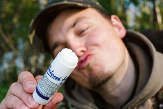 Výborným tipom na uťahovanie uzlov na fluorokarbóne je použitie jelenieho loja na pery.
