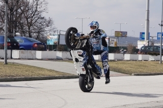 Pred pavilónmi predvádzali motorkári krkolomné kúsky.