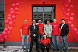 Zľava: Juraj Dobiš, Martin Kašťák, Miro Gajarský, Dušan Ryba, Marián  
Vadovič, Tomáš Dobrovodský. Dole: Daša Malíková.