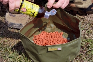 Na zatraktívnenie ich zaleje aromatickým boostrom a nechá nasiaknuť.