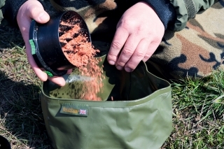 Pridá podrvené boilies Ocean secret.