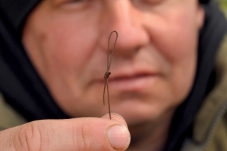 Na jednom konci naviažte dvojitú slučku s dĺžkou cca 2 - 2,5 cm.