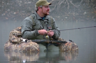 Lacnejší boat. Podsada navýšená o nafúknutú dušu z kolesa dodá iný komfort rybolovu.