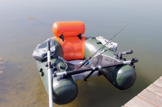 Je dobré, ak majú  boaty bezpečnostnú tyč, proti vypadnutiu do vody.
