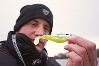 Lemon Tiger Zander Pro Shad s prídavným nadväzcom z jemného lanka.
