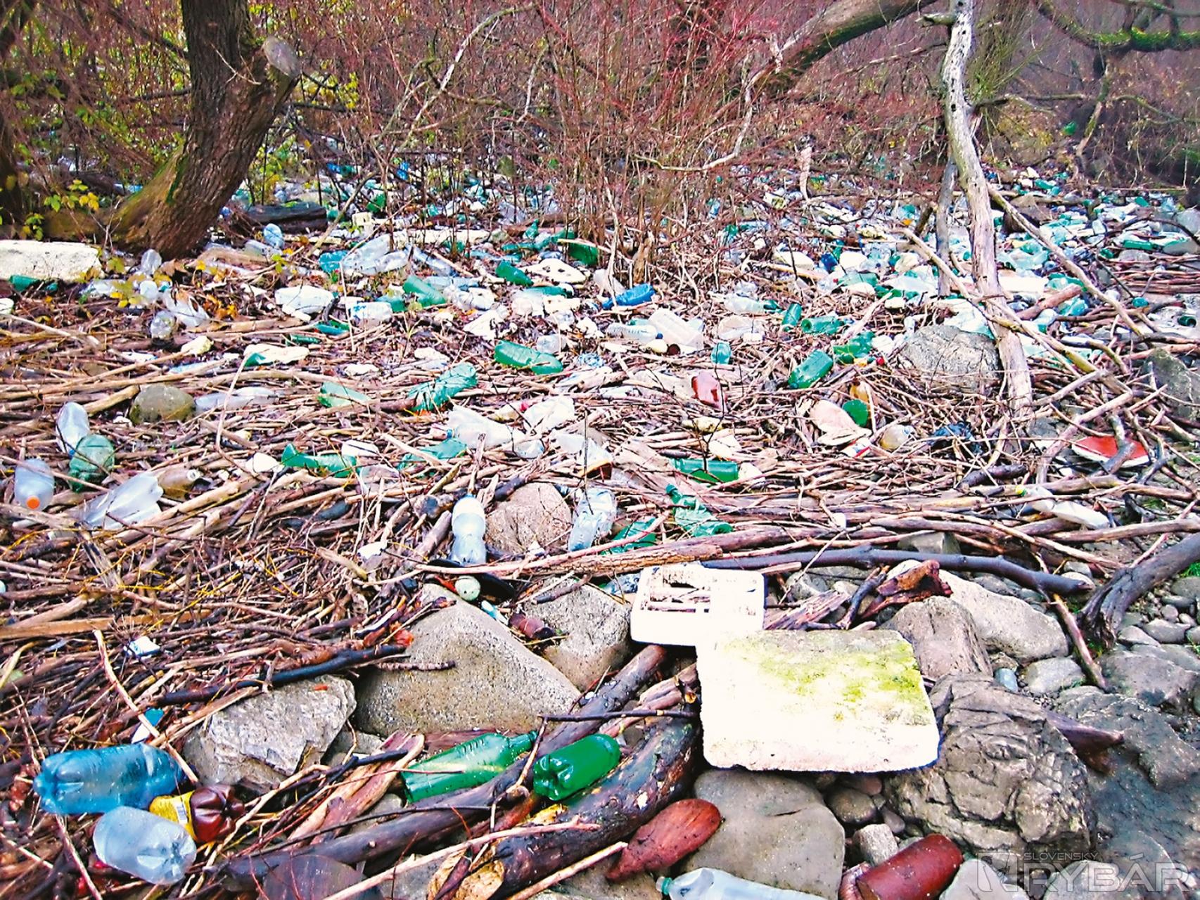 Na brehu rieky -  namiesto skál plastové fľaše.