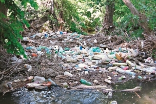 Pstruhový, vlastne, plastový potok.