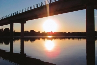 Koniec skvelého výletu o 19.00 sme už pod mostom pri Caspe. Zapadajúce slnko ukončilo tento vydarený trip.