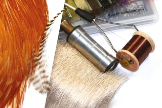Materiály:
Suchý háčik, tmavšia viazacia niť, umelý zelenkavý dabing, zimná srsť z jeleňa, grizzly perie, hrdzavé perie.