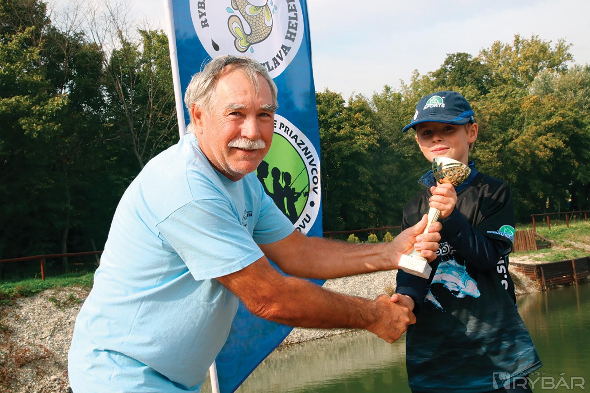 Peter Ardan odovzdáva trofej za 2. miesto Dominikovi Kutnému.