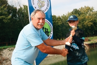 Peter Ardan odovzdáva trofej za 2. miesto Dominikovi Kutnému.