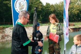 Peter Gašparovič odmeňuje majsterku Slovenska Dášku Strížovú.