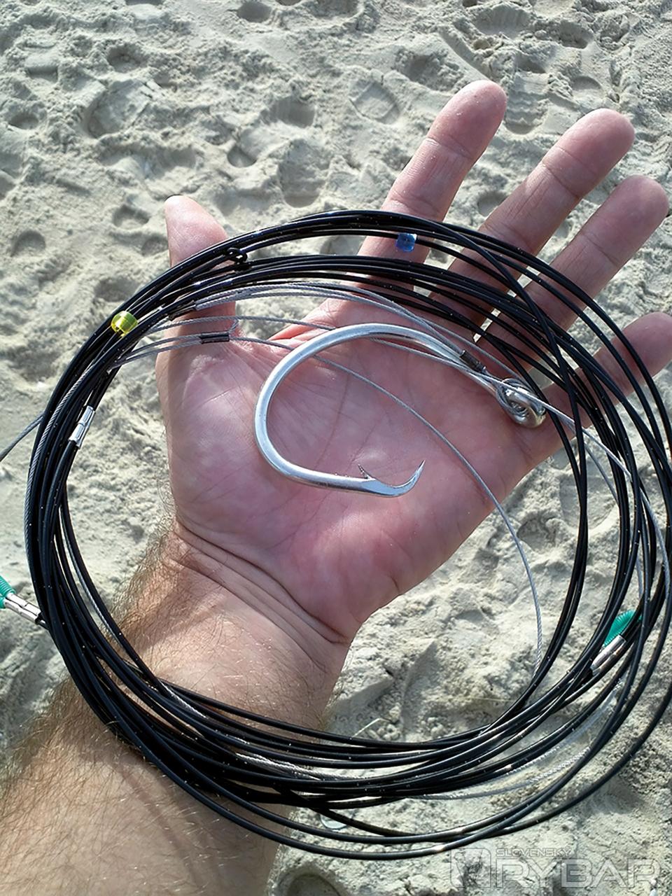 Koncový nadväzec na žraloky z brehu na vyvážku, nástraha 40 cm tuniak.