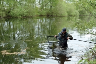 Kapor je bezpečne v podberáku. Zabral v plytkom kanáli.