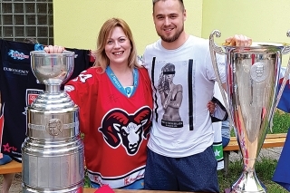 Pohár Vladimíra Dzurillu (pre majstra Tipsport ligy) a pohár Dušana Pašeka (pre víťaza základnej časti Tipsport Ligy) a Tomáš Zigo.