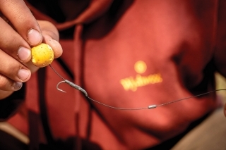 Jednoduchá montáž s háčikom Giants Fishing Chod Rig veľ. 4 a jedna 20 mm guľôčka Citrus od Carp Inferno.