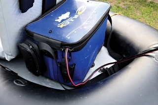 V nepremokavej taške sú batéria a kontaky chránené pred vodou.