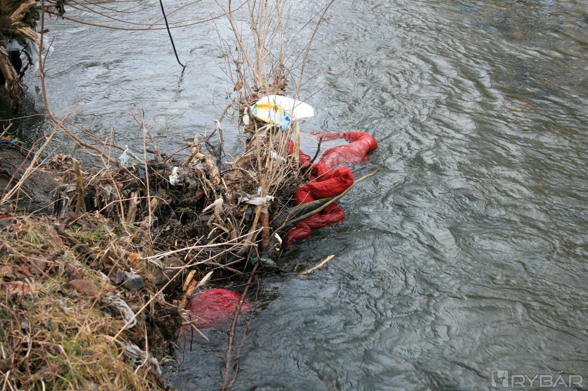 Rimava č. 5, znečistenie hlavne plastmi a textilom.