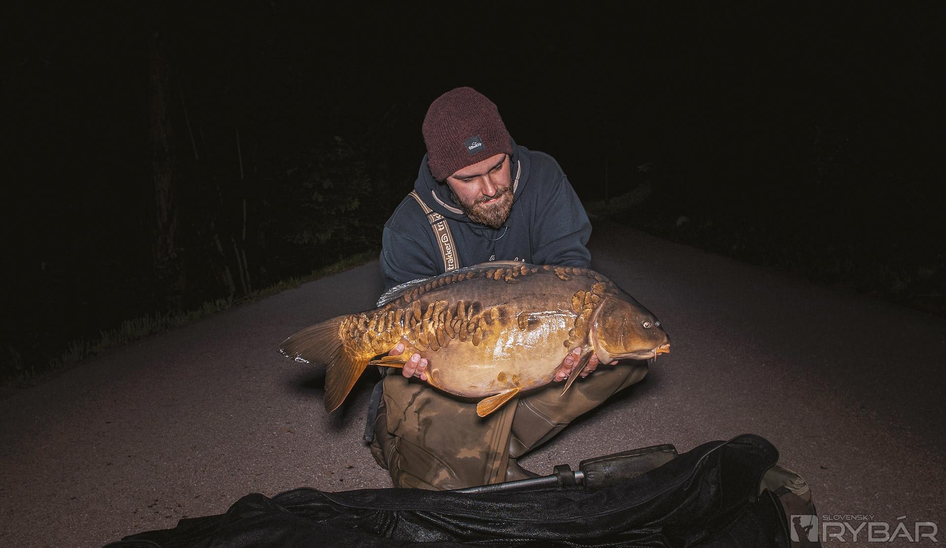 Druhý večer a v mojom náručí 11 kg riadkač.