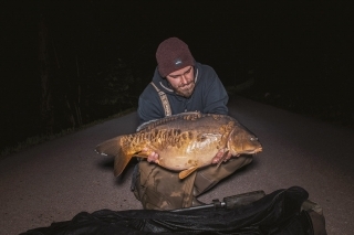 Druhý večer a v mojom náručí 11 kg riadkač.