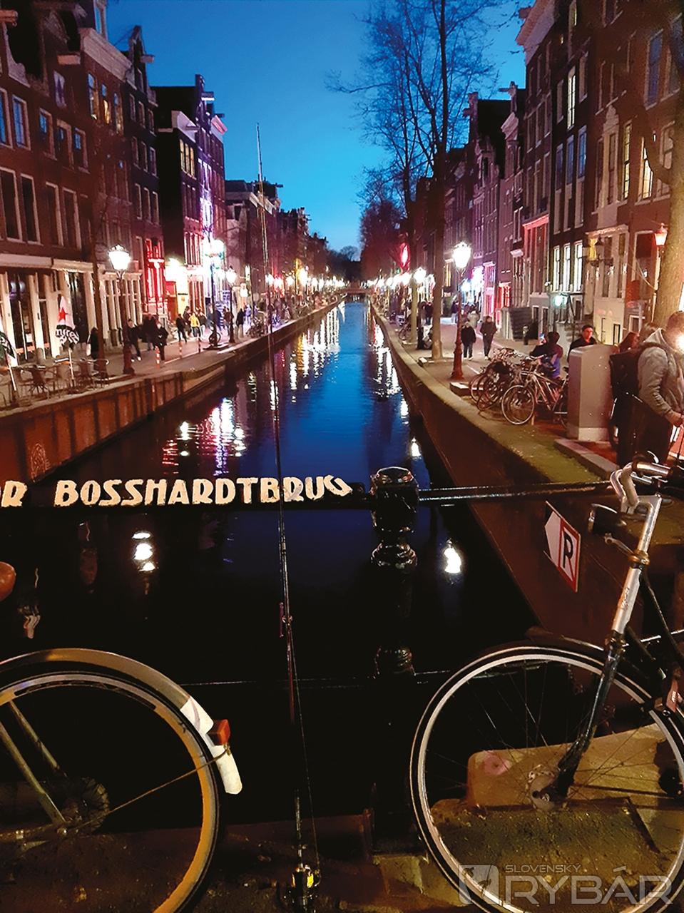 Streetfishing v Amsterdame bol príjemným spestrením výletu.