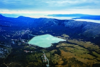 Pohľad z vtáčej perspektívy na jazero Tribalj.
