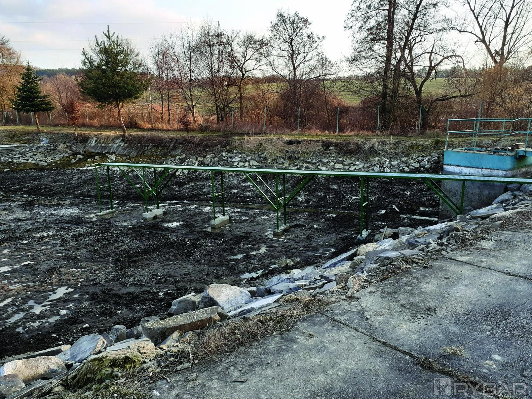 Mólo pripravené na pripevnenie sietí a krmítok.