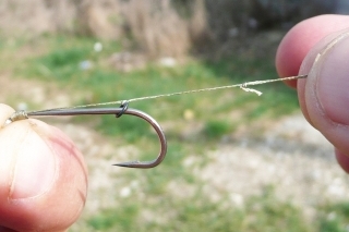 2.  Pripravíme si z mäkkej šnúrky Hair Braid  záves na  pripevnenie boilies . 
     Záves  riešime cez krúžok s priemerom 3,1 mm.