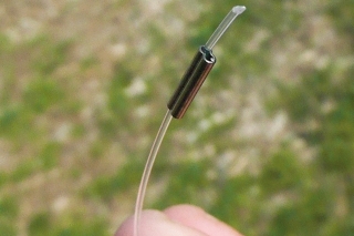 3. 0,65 mm Stiff Link navlečieme do jednej z dvoch trubičiek Carp Crimps