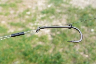 5. Potom prevlečieme druhou trubičkou Carp Crimps