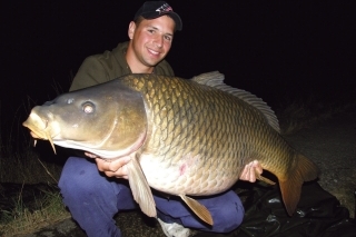 Tomášov 20,50 kg kapor chytený na Mušove na niekoľko dní v dipe namočenú 18 mm guľôčku  Probiotic Red počas  najväčších augustových horúčav.