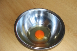 Na radosť svojej polovičky si pripravíme menšiu misku a rozbijeme v nej stredne veľké vajíčko.