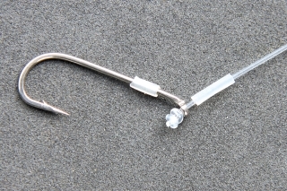 16    Na háčik navlečieme silikónovú bužírku 0,5 mm.