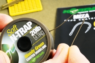 Stiahnite z N-Trap pár centimetrov obalu a obnažte vnútornú mäkkú pletenú šnúrku.