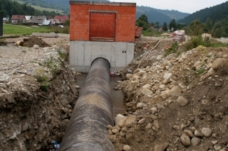 Výstavba MVE predstavuje vážny zásah do pôvodného koryta toku a najbližšieho okolia.