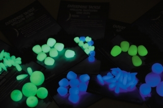 Fluorescenčné nástrahy - boilies, kukurica a kostné červy. Po nasvietení špeciálnym svetlom vydržia "aktívne" niekoľko hodín.