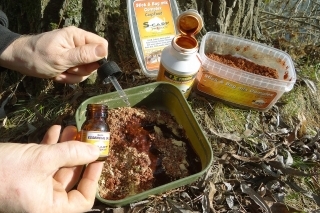 Nakoniec v studenej vode dobre 
fungujucí cesnakový esenciálny olej, s ktorým som pripravil neodolateľnú aromatickú zmes.